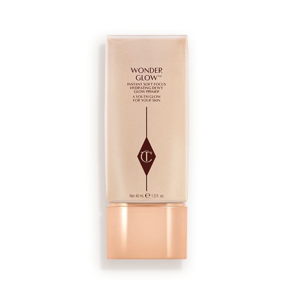  تیوپ پرایمر شارلوت تیلبری Wonderglow روی زمینه‌ای از بافت کرمی محصول 