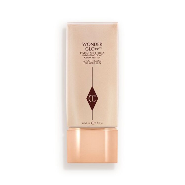 تیوپ پرایمر شارلوت تیلبری Wonderglow روی زمینه‌ای از بافت کرمی محصول