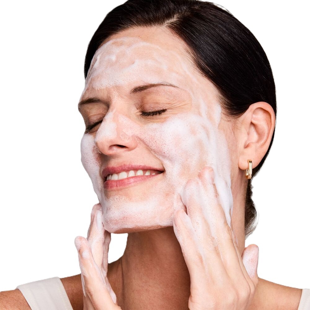 مدل در حال شستوشوی صورت با کف شوینده Perfectly Clean