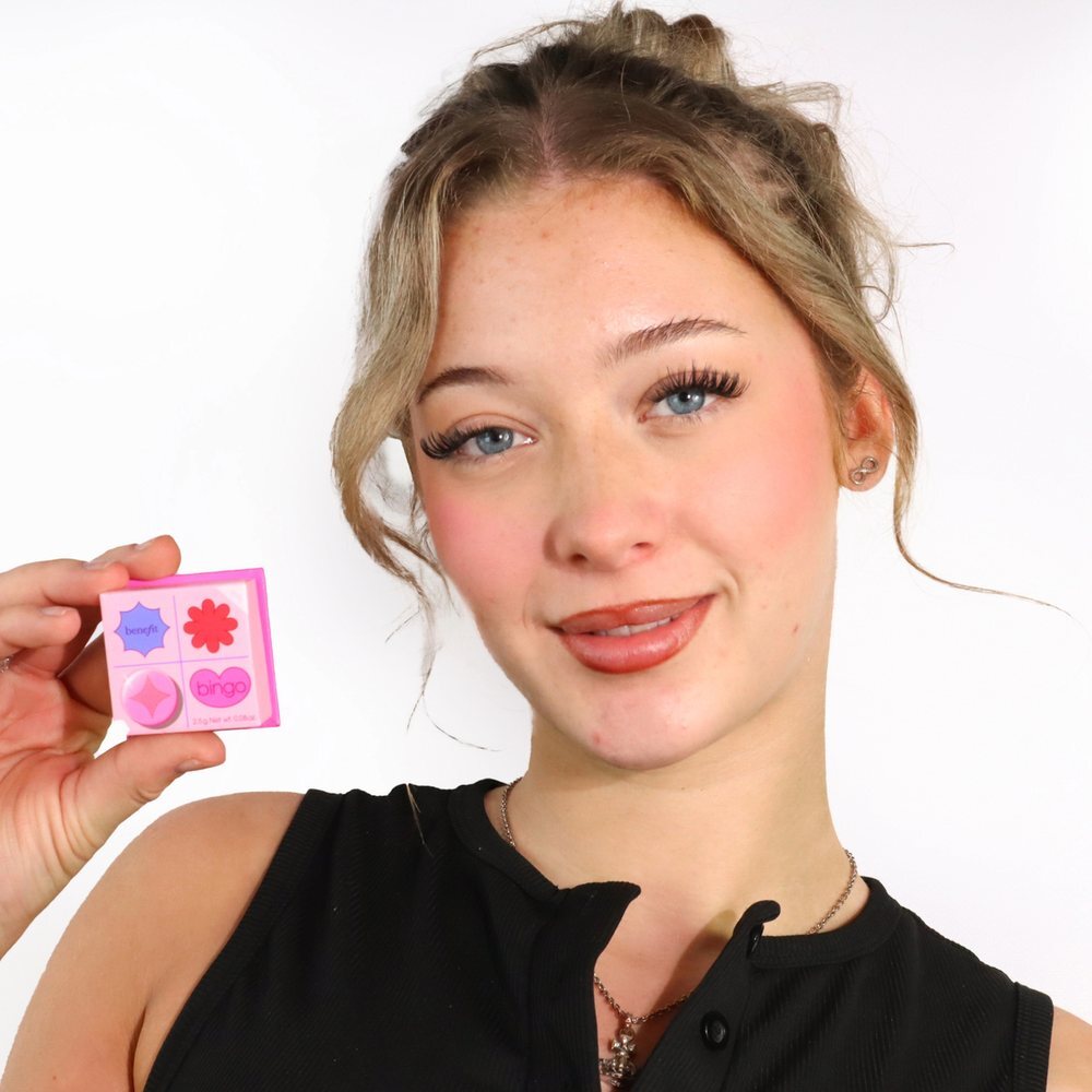 نمای رژگونه Benefit Bingo روی صورت مدل