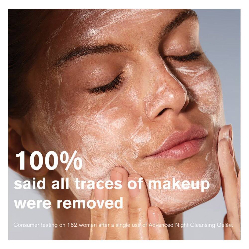 ماساژ ژل شوینده Advanced Night Cleansing استی لادر روی پوست