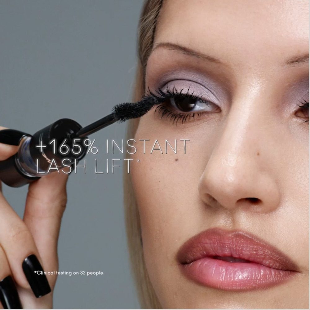  استفاده از ریمل MACStack Elevated روی مژه‌های مدل 