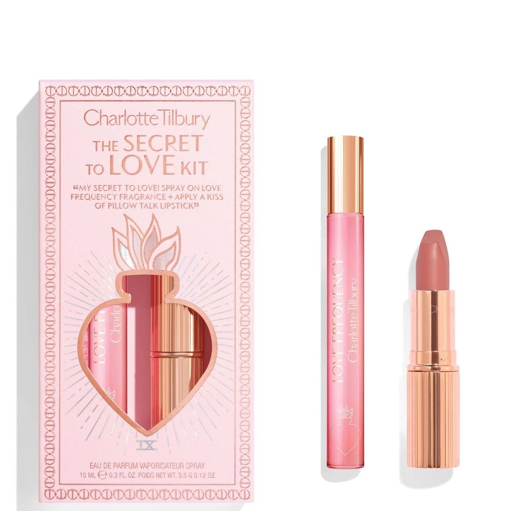  پک The Secret to Love شارلوت تیلبری؛ رژلب Pillow Talk Original و عطر Love Frequency کنار جعبه 