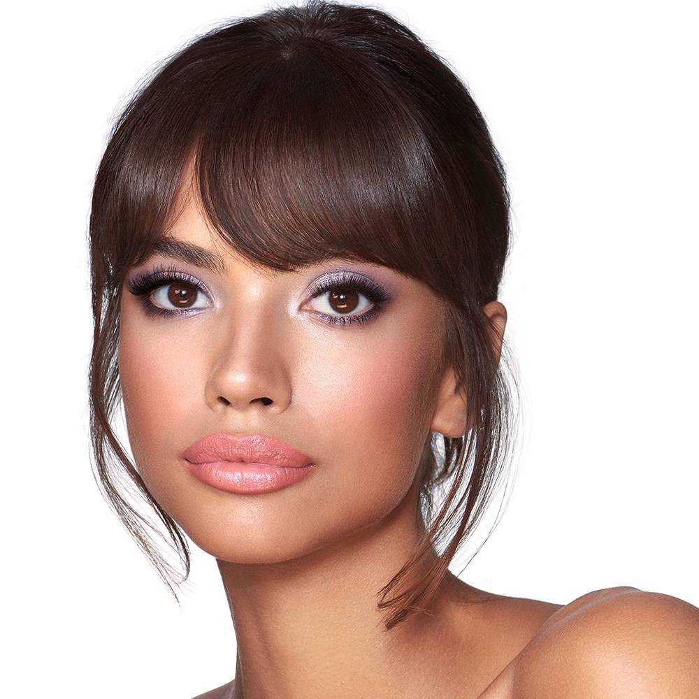 جلوه رژگونه Love Glow روی گونه مدل